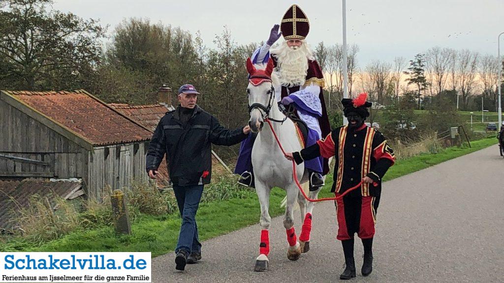 auf den Pferd mit zwarte Piet Sinterklaas im Buitenhaven Makkum - Schakelvilla Ferienhaus mit Sauna und Ruderboot in Makkum am IJsselmeer