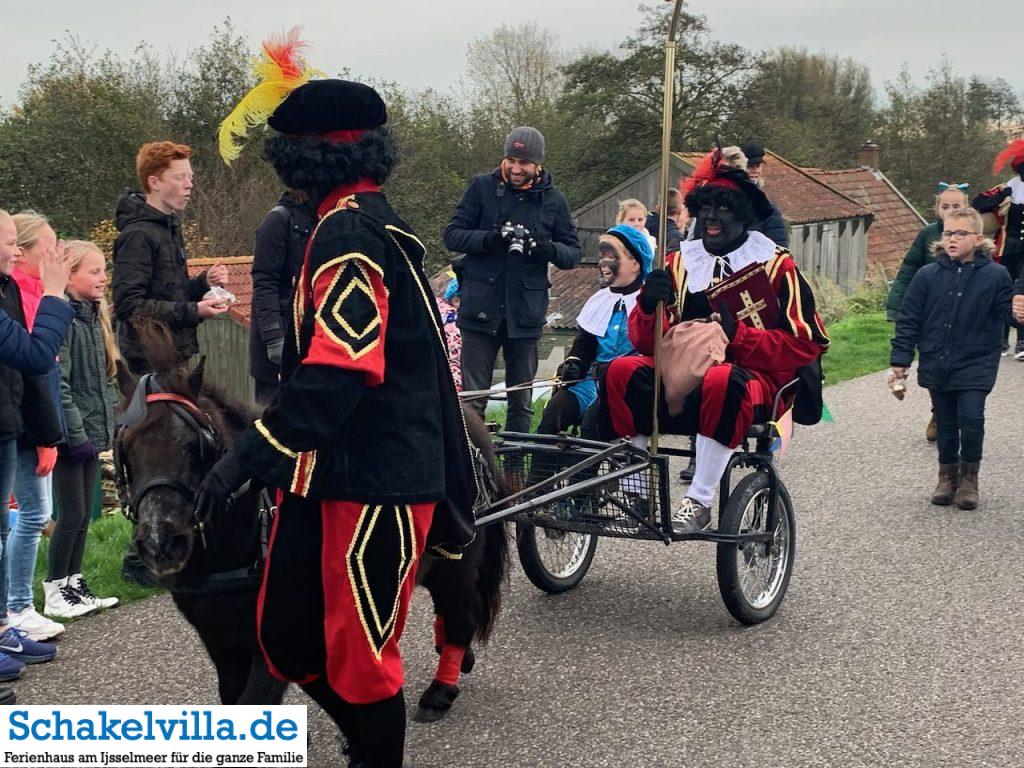Intocht Sinterklaas Saint Nicolas im Buitenhaven Makkum 28 zwarte Piet bei Sinterklaas im Buitenhaven Makkum - Schakelvilla Ferienhaus mit Sauna und Ruderboot in Makkum am IJsselmeer