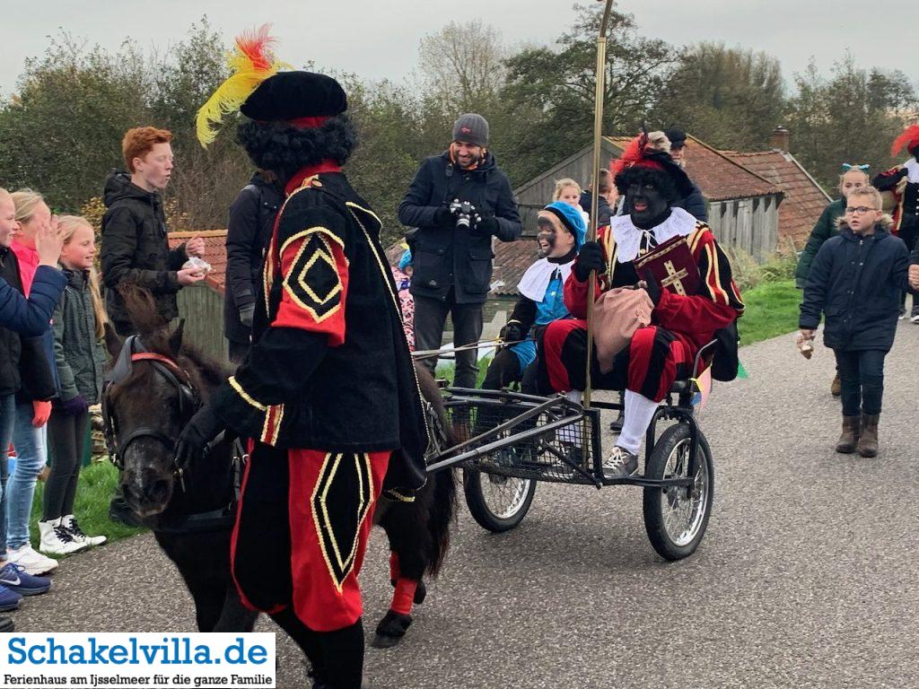 zwarte Piet bei Sinterklaas im Buitenhaven Makkum - Schakelvilla Ferienhaus mit Sauna und Ruderboot in Makkum am IJsselmeer