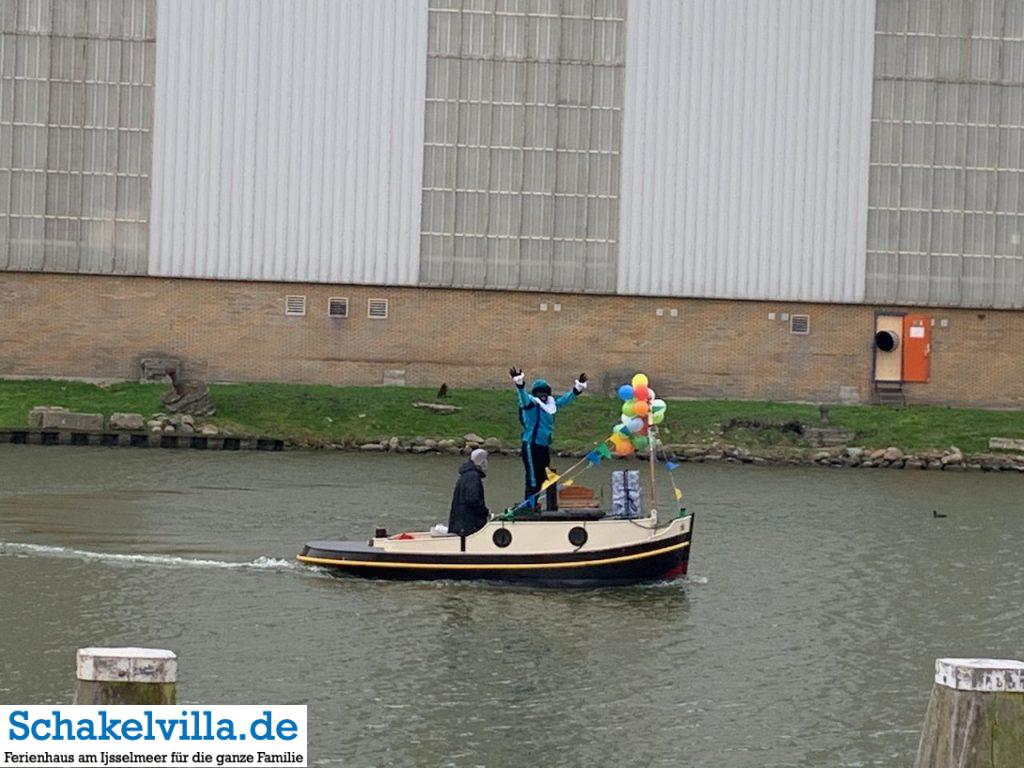 Intocht Sinterklaas Saint Nicolas im Buitenhaven Makkum 11 zwarte Piet im Buitenhaven von Makkum - Schakelvilla Ferienhaus mit Sauna und Ruderboot in Makkum am IJsselmeer