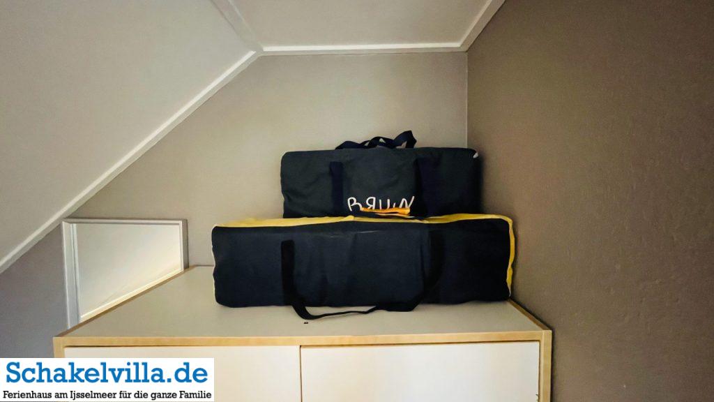 Schlafmöglichkeiten in der Schakelvilla 7 Babyreisebett - Schakelvilla Ferienhaus in Makkum am IJsselmeer