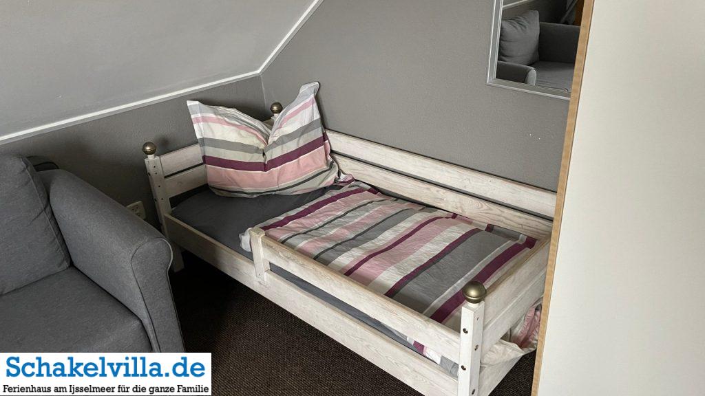 Schlafmöglichkeiten in der Schakelvilla 6 Kinderbett 160x70 cm im Schlafzimmer Wasser - Schakelvilla Ferienhaus in Makkum am IJsselmeer