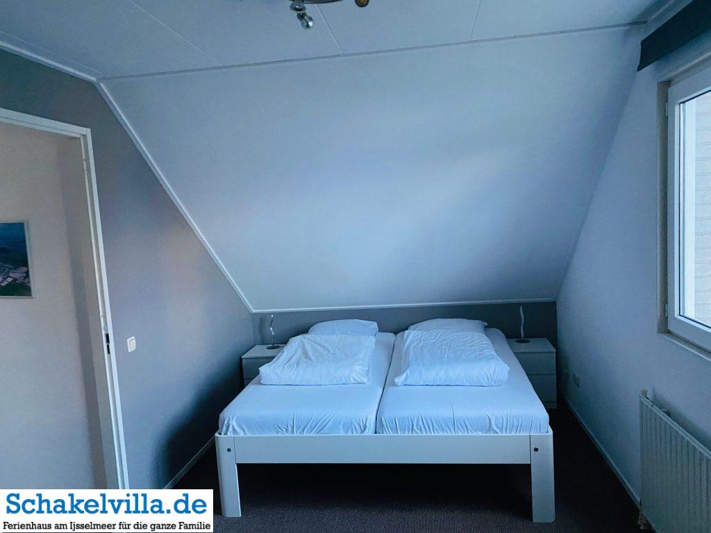 Schlafmöglichkeiten in der Schakelvilla 5 Kingsizebett 180x200 cm im Schlafzimmer Wasser - Schakelvilla Ferienhaus in Makkum am IJsselmeer