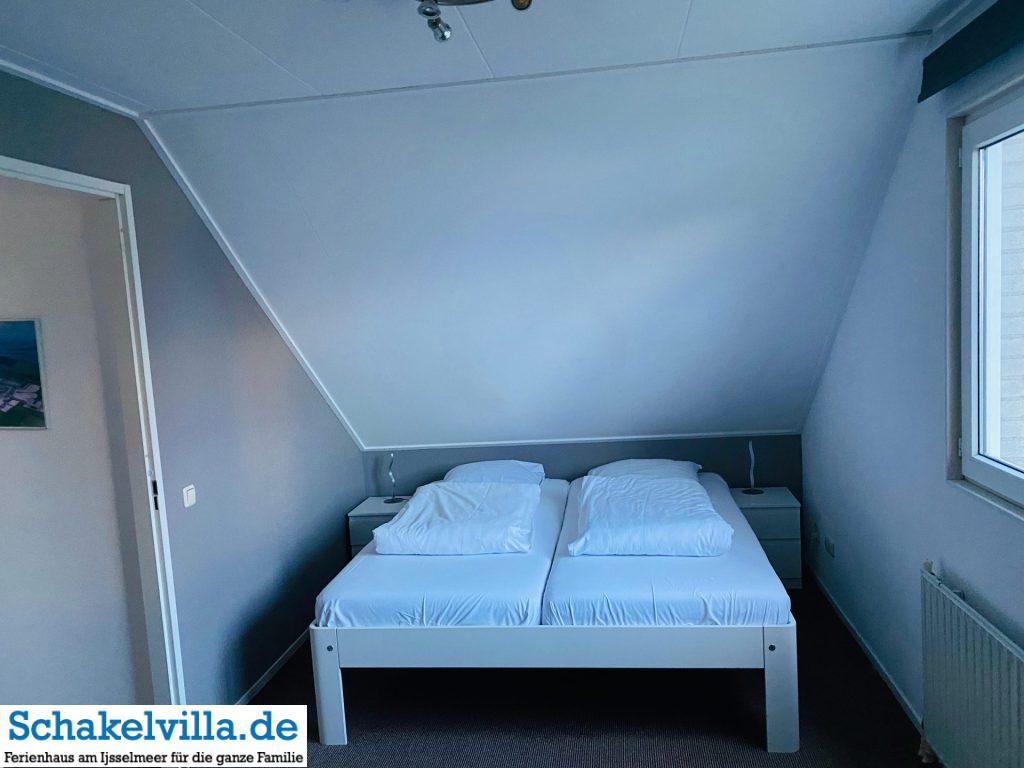 Kingsizebett 180x200 cm im Schlafzimmer Wasser - Schakelvilla Ferienhaus in Makkum am IJsselmeer