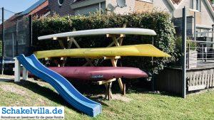 Kajaks und Surfbrett am Ferienhaus Schakelvilla in Makkum am IJsselmeer