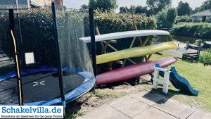 Rutsche, Trampolin, Surfbrett und Kajaks am Ferienhaus Schakelvilla in Makkum am IJsselmeer