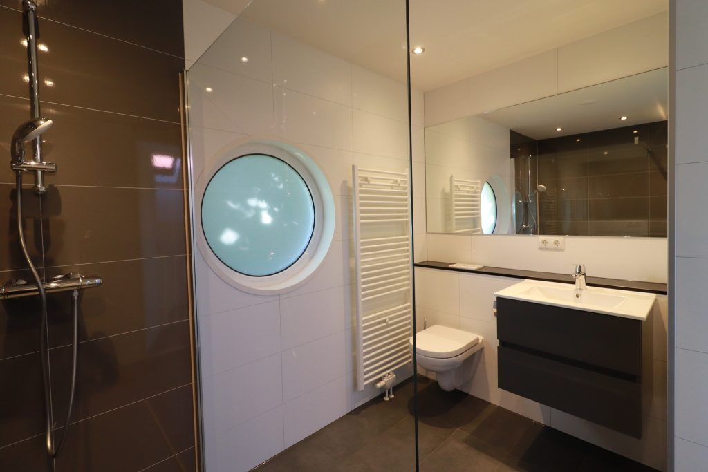 VillaMoments 27 Badezimmer oben 2 mit Toilette Dusche und Waschtisch - VillaMoments Makkum am IJsselmeer