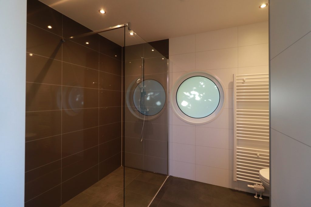 VillaMoments 25 Badezimmer oben Dusche und Toilette - VillaMoments Makkum am IJsselmeer