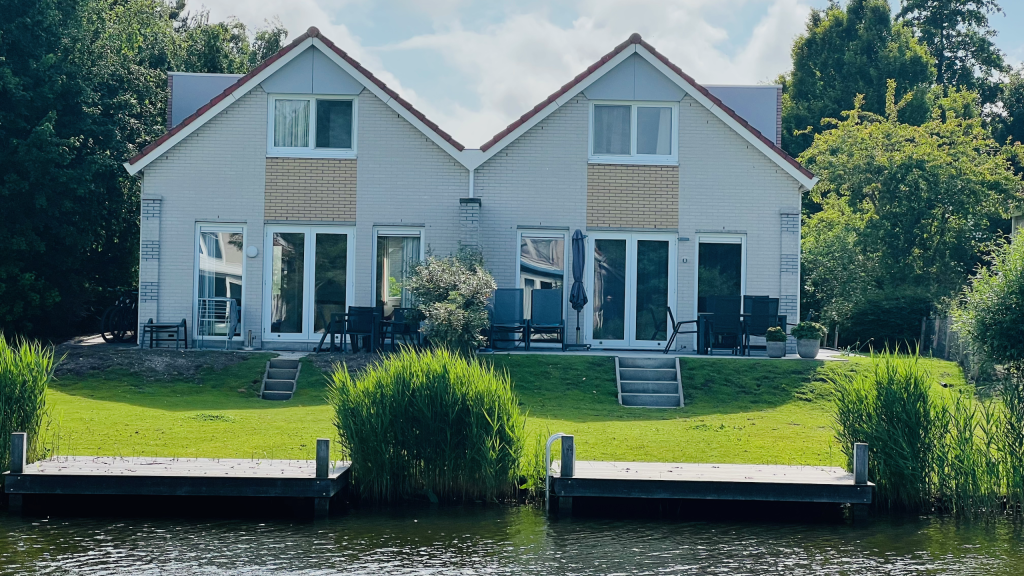 VillaMoments 4 Ferienhaus Wasserseite mit Steg und Garten - VillaMoments Makkum am IJsselmeer