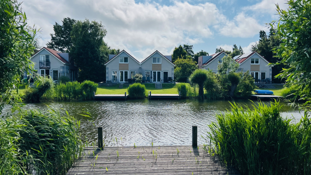 VillaMoments 3 Ferienhaus mit Garten und Steganlage an Gracht - VillaMoments Makkum am IJsselmeer
