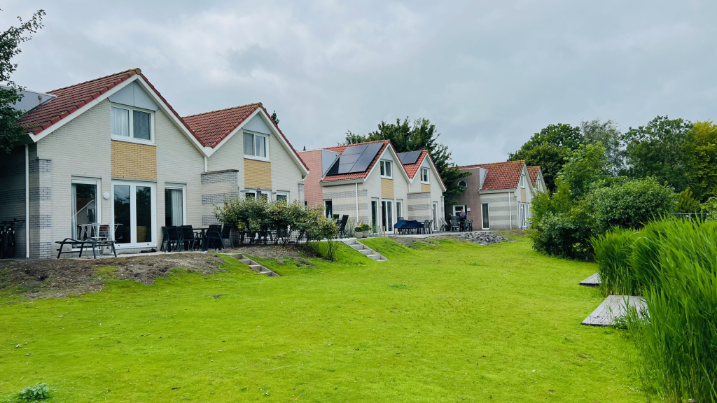 VillaMoments 7 Ferienhaus seiltlich mit Garten Wasserseite - VillaMoments Makkum am IJsselmeer