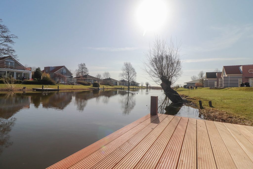 VillaMoments 10 Stegbild Blick auf Gracht - VillaMoments Makkum am IJsselmeer