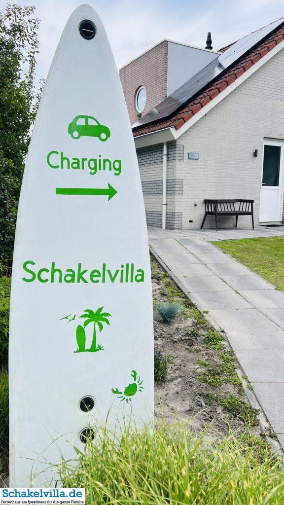 Hinweisschild zur Ladestation für E-Autos am Ferienhaus Schakelvilla mit Ruderboot und Sauna