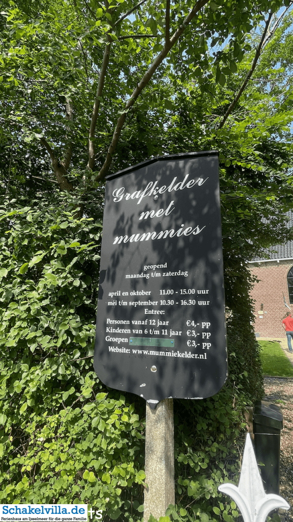 Das Geheimnis von Wiuwert 3 Hinweistafel - Mummiekelder Wiuwert - Mumien in Friesland - Ausflugstipp von Schakelvilla.de Ferienhaus mir ruderboot und Sauna in Makkum