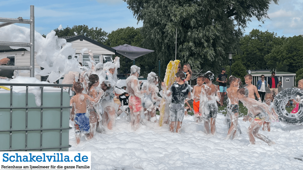Schaumparty auf dem Campingplatz de Holle Poarte - Ferienhaus Schakelvilla mit Ruderboot udn Sauna1