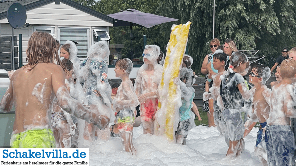 Schaumparty auf dem Campingplatz de Holle Poarte - Ferienhaus Schakelvilla mit Ruderboot udn Sauna2