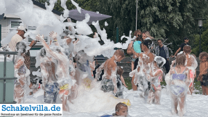 Schaumparty auf dem Campingplatz de Holle Poarte - Ferienhaus Schakelvilla mit Ruderboot udn Sauna3