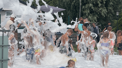 Schaumparty auf dem Campingplatz de Holle Poarte - Ferienhaus Schakelvilla mit Ruderboot udn Sauna3