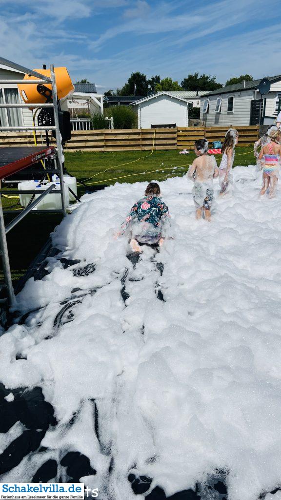 Schaumparty auf dem Campingplatz de Holle Poarte - Ferienhaus Schakelvilla mit Ruderboot udn Sauna4