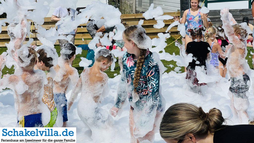 Schaumparty auf dem Campingplatz de Holle Poarte - Ferienhaus Schakelvilla mit Ruderboot udn Sauna5