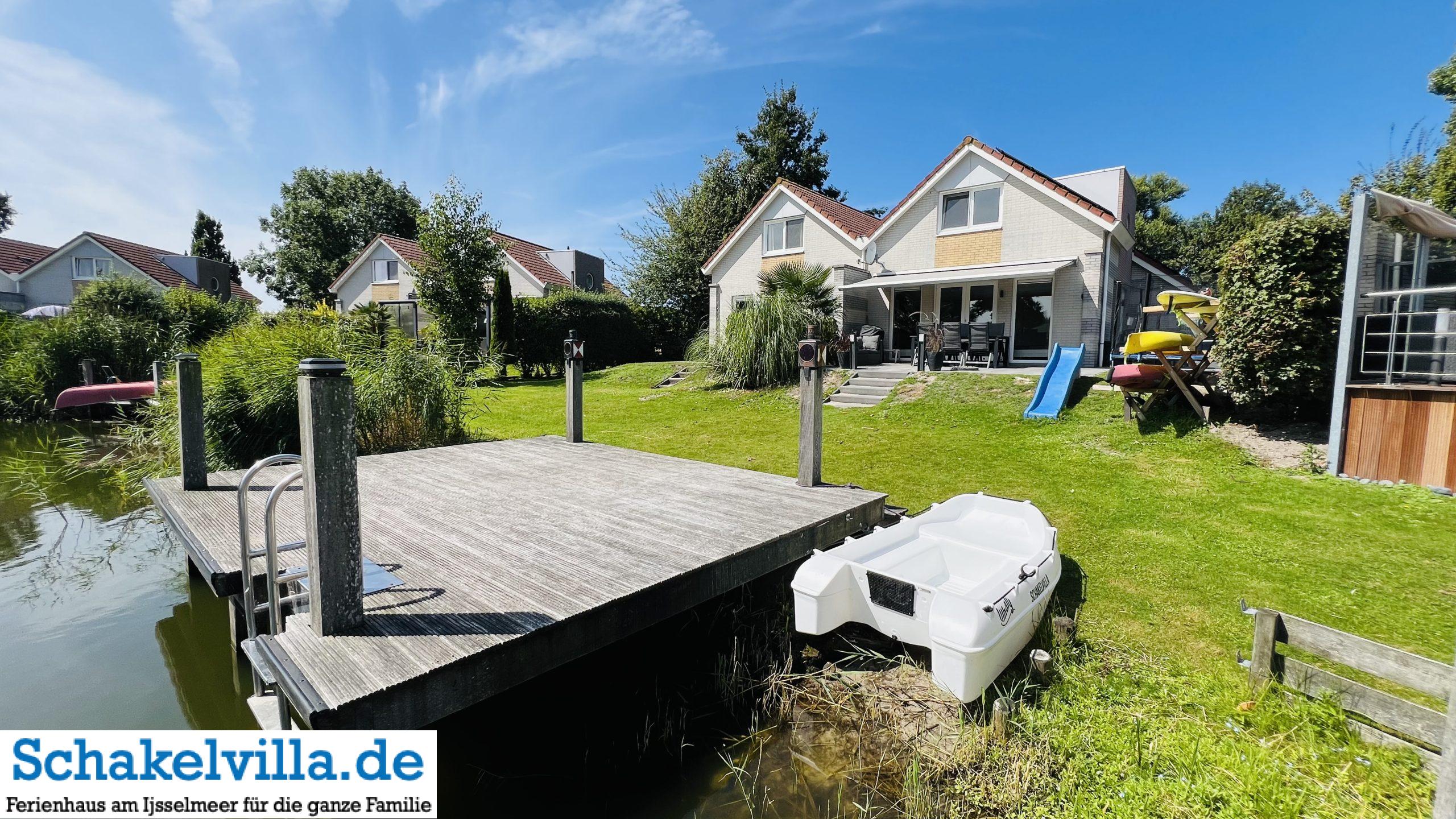 Last Minute Herbstferien in Makkum: unser Ferienhaus Schakelvilla mit Ruderboot und Steg am Wasser