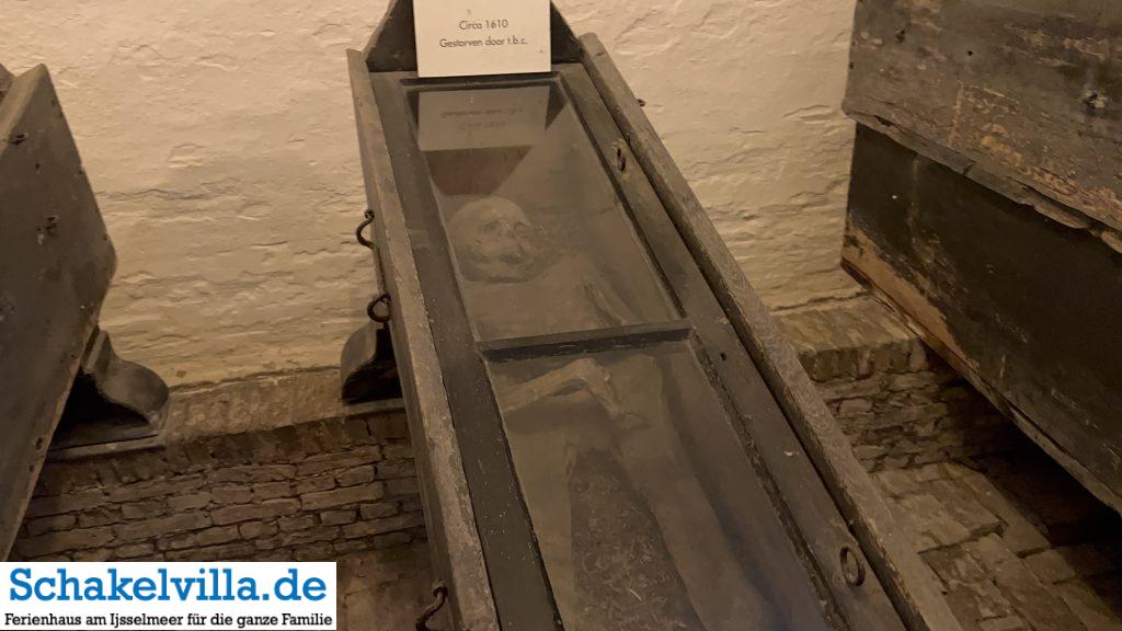gestorben an Tuberkulose - Mummiekelder Wiuwert - Mumien in Friesland - Ausflugstipp von Schakelvilla.de Ferienhaus mir ruderboot und Sauna in Makkum