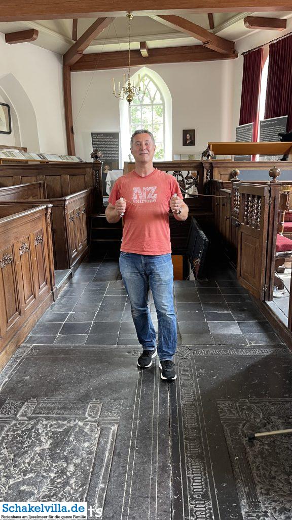 Das Geheimnis von Wiuwert 4 magisches Magnetfeld - Mummiekelder Wiuwert - Mumien in Friesland - Ausflugstipp von Schakelvilla.de Ferienhaus mir ruderboot und Sauna in Makkum