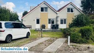 neuer dritter Parkplatz für die Ladestation für E-Autos am Ferienhaus Schakelvilla mit Ruderboot und Sauna