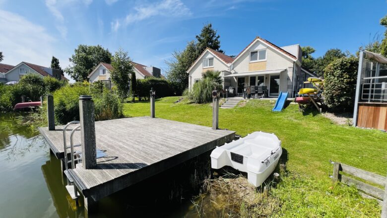 Wir haben die Sommerferien freigegeben - Ferienhaus am Wasser mit Ruderboot - schakelvilla