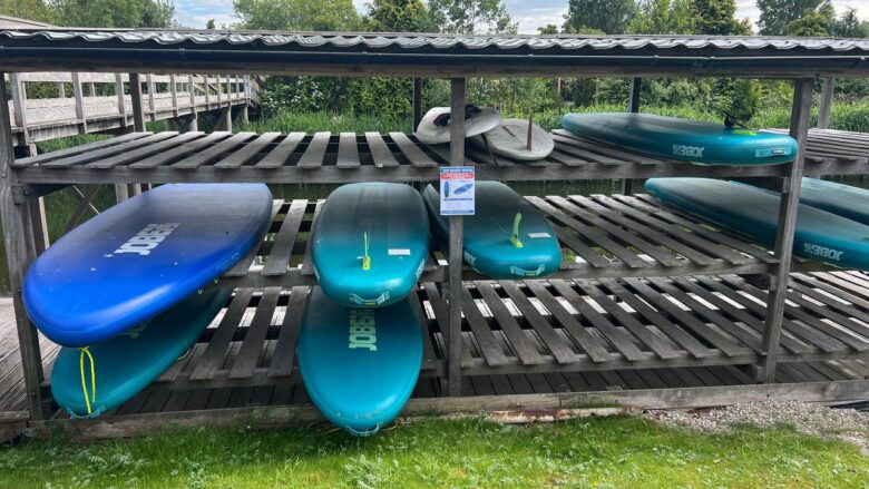SUP-Boards Self-Service bei Zuidwaard Watersport in Makkum – Self-Service-Verleih von 10:00 bis 20:00 Uhr