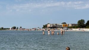 Makkumer Strand am IJsselmeer – flacher Sandstrand, ideal für Kinder