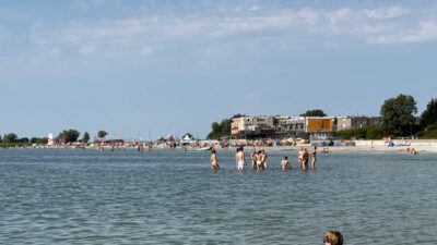 Makkumer Strand am IJsselmeer – flacher Sandstrand, ideal für Kinder