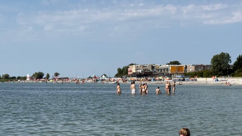 Makkumer Strand am IJsselmeer – flacher Sandstrand, ideal für Kinder