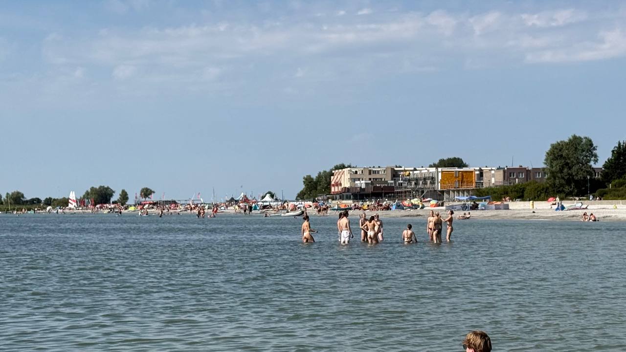 Makkumer Strand am IJsselmeer – flacher Sandstrand, ideal für Kinder