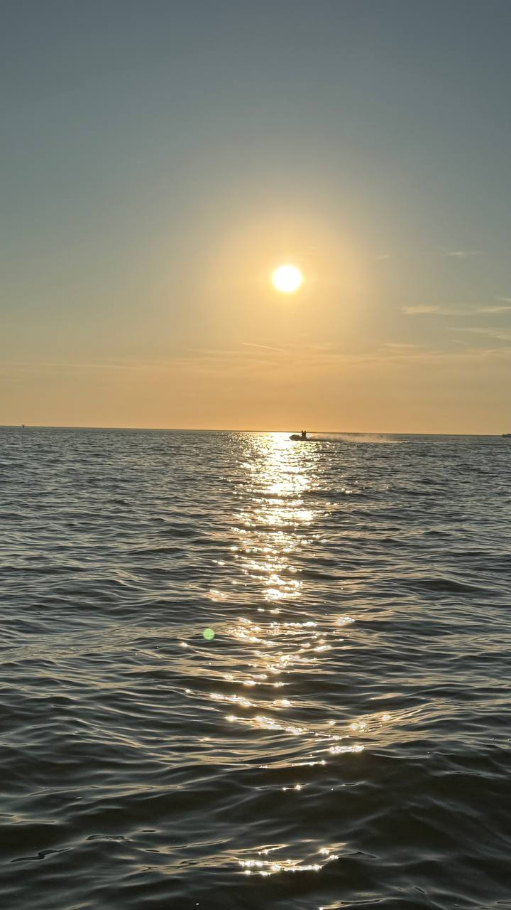 Sonne über dem Wasser bei Sonnenuntergang in Makkum