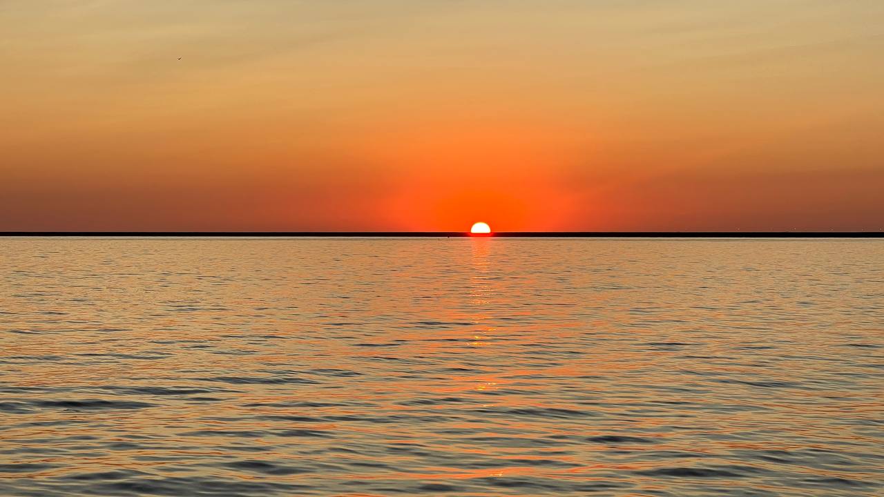Wolkenstimmung bei Sonnenuntergang am IJsselmeer in Makkum