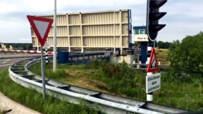 Zugbrücken Friesland – Klappbrücke in Makkum am Hafen