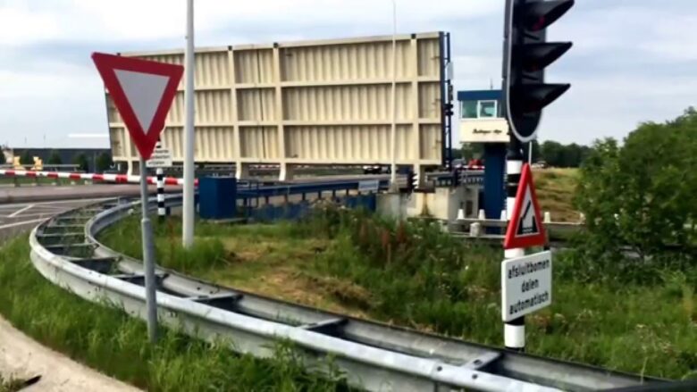 Zugbrücken Friesland – Klappbrücke in Makkum am Hafen
